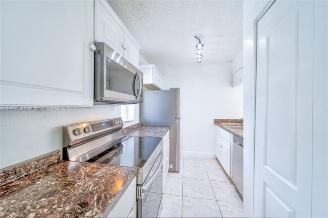 Building Photo - 9962 Twin Lakes Dr