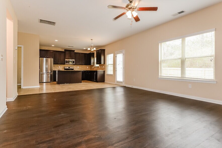 Building Photo - 705 Yukon Way