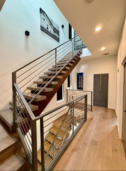 Building Photo - 513 Memorial Heights Dr