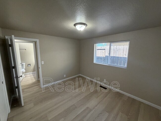 Building Photo - 1480 SW Kellenbeck Ave