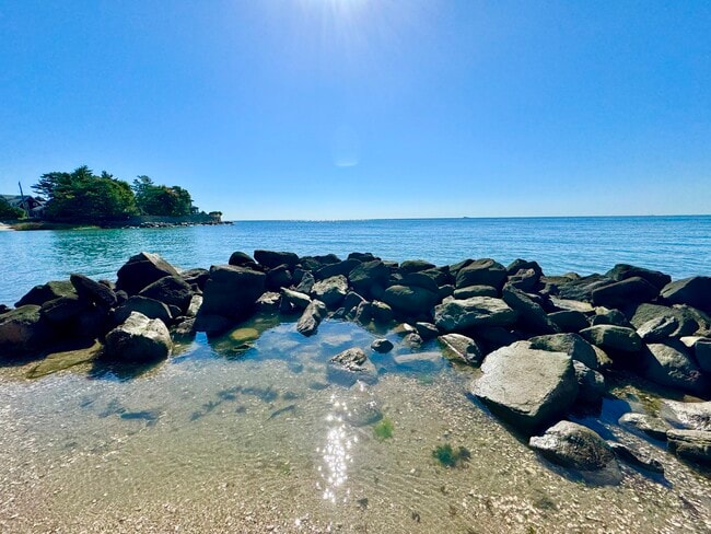 Building Photo - 39 Circle Beach Rd