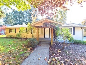 Building Photo - Charming 3Bd/2Ba Kirkland Home with Huge Yard!