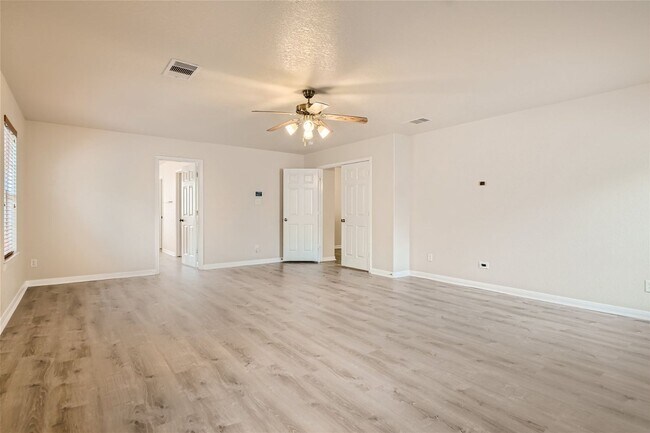 Building Photo - Over 3300 Square Feet