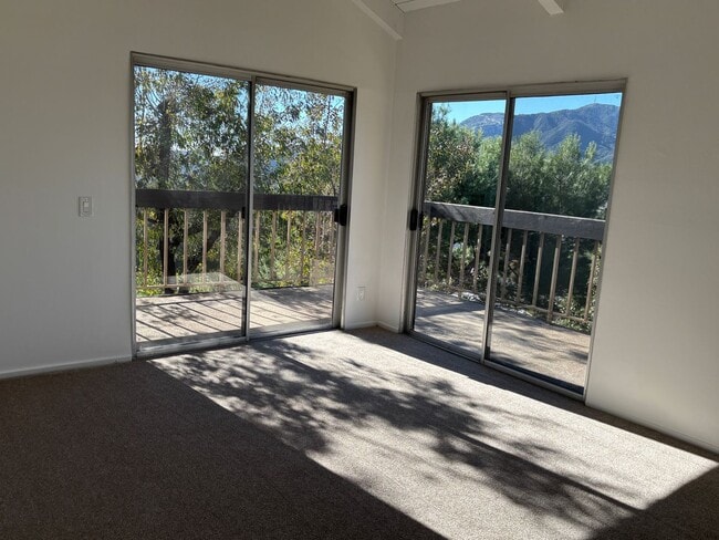 Building Photo - Gorgeous condo with Amazing Views!