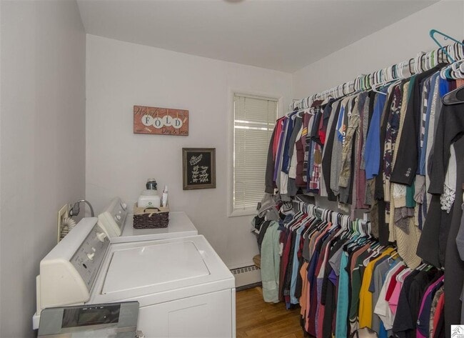 Building Photo - AVAILABLE JUNE 1ST- Terrific 3 Bed 2 Bath w/ Lake Views