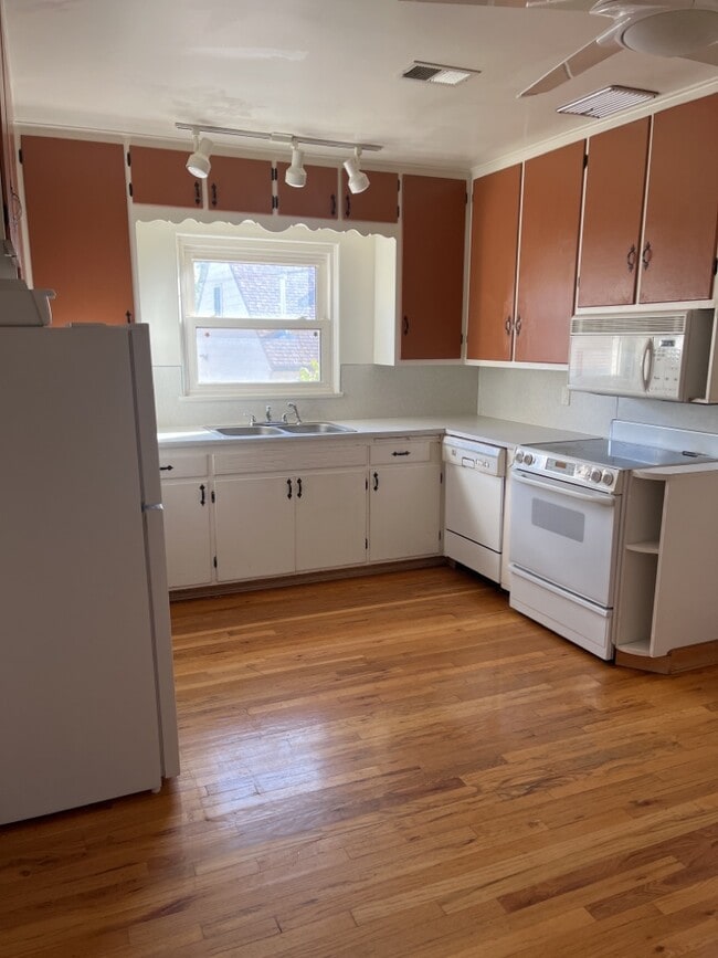 Building Photo - 2520 Deming Blvd