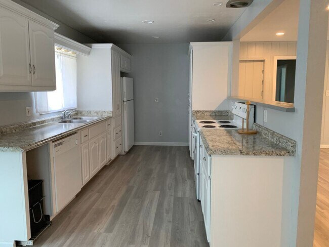 Building Photo - Beautifully upgraded interior, one dog considered.