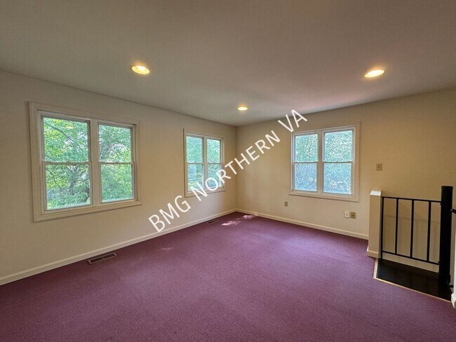 Building Photo - 8903 Tudor Ln