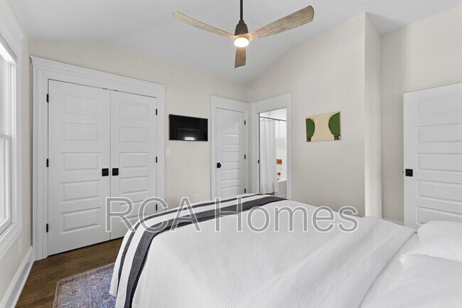 Building Photo - 1321 N Beville Ave