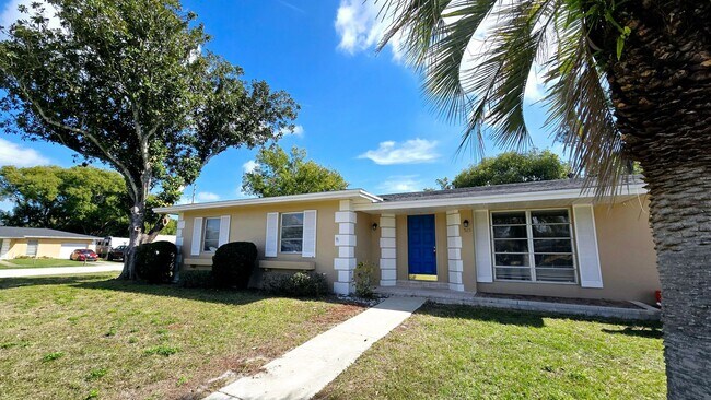 Building Photo - Charming Corner Lot Home in Deland- Near T...