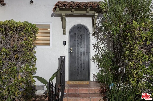 Building Photo - 953 N Martel Ave