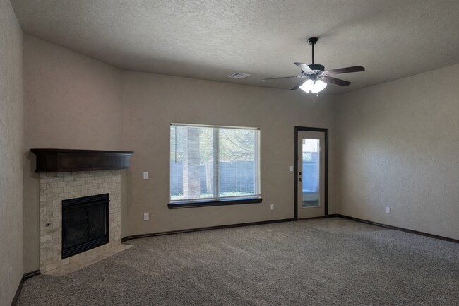 Building Photo - Comfort, Space & Flexibility – 3 Bed Home in Moore School District