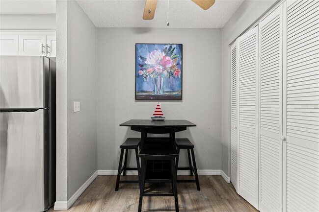 Building Photo - 923 E 12th Ave