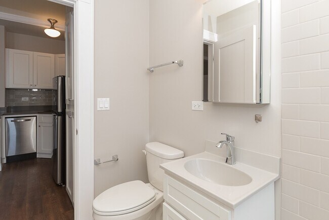 Building Photo - 817 W Lakeside Pl