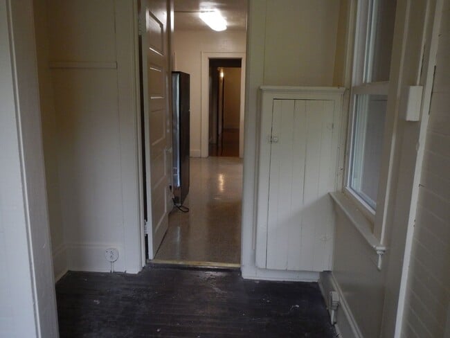Building Photo - AVAILABLE 6/1/26 - Large House Available O...