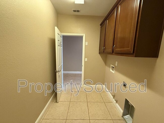 Building Photo - 2223 Ravenbrook Ln