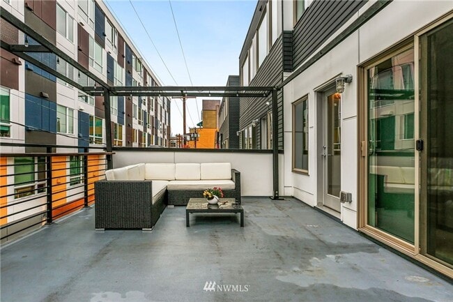 Building Photo - Amazing Capitol Hill Townhome 2/2.5 with 2...