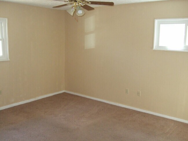 Building Photo - 626 Meadowview Dr