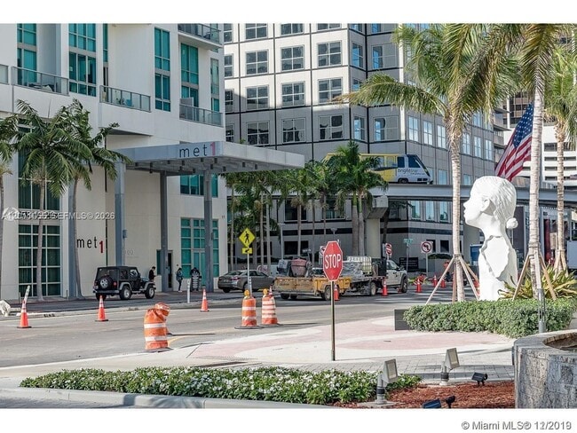 Building Photo - 300 S Biscayne Blvd