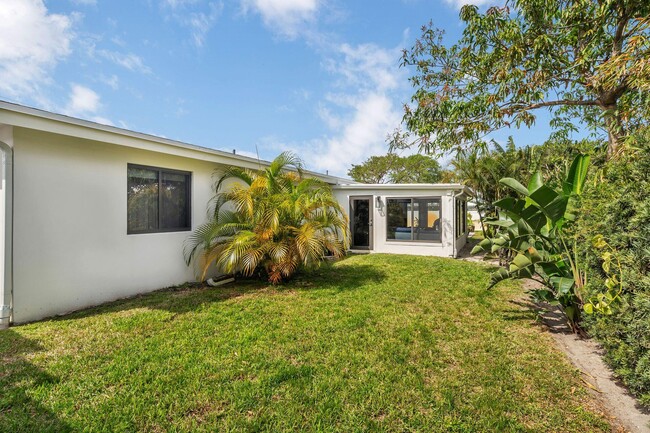 Building Photo - 7700 Pine Tree Ln