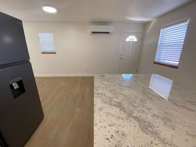 Building Photo - "TinyHouse" Apartment Downstairs - Washer/Dryer, Dishwasher, AC, Parking Space