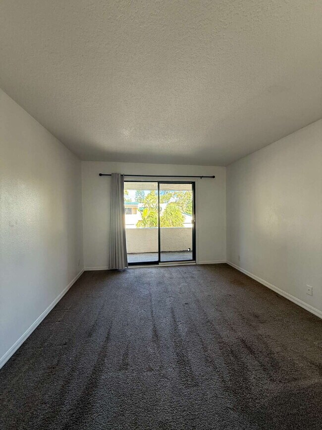 Building Photo - Beachside townhome with 3 bedrooms and 2 b...