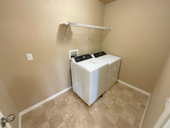 Building Photo - 3 Bedroom Home Available Near N Powers Blvd & Dublin Blvd!