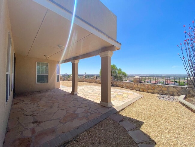 Building Photo - West El Paso LARGE 4bed/3.5bath 3 Car Garage Home-VIEWS!