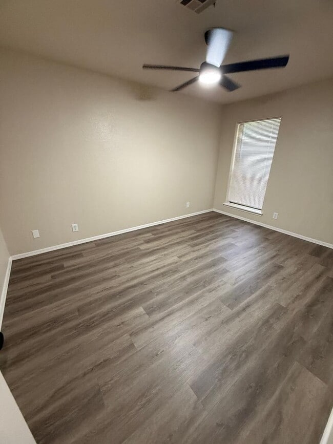 Building Photo - 2 Bed 1 Bath West Side Duplex