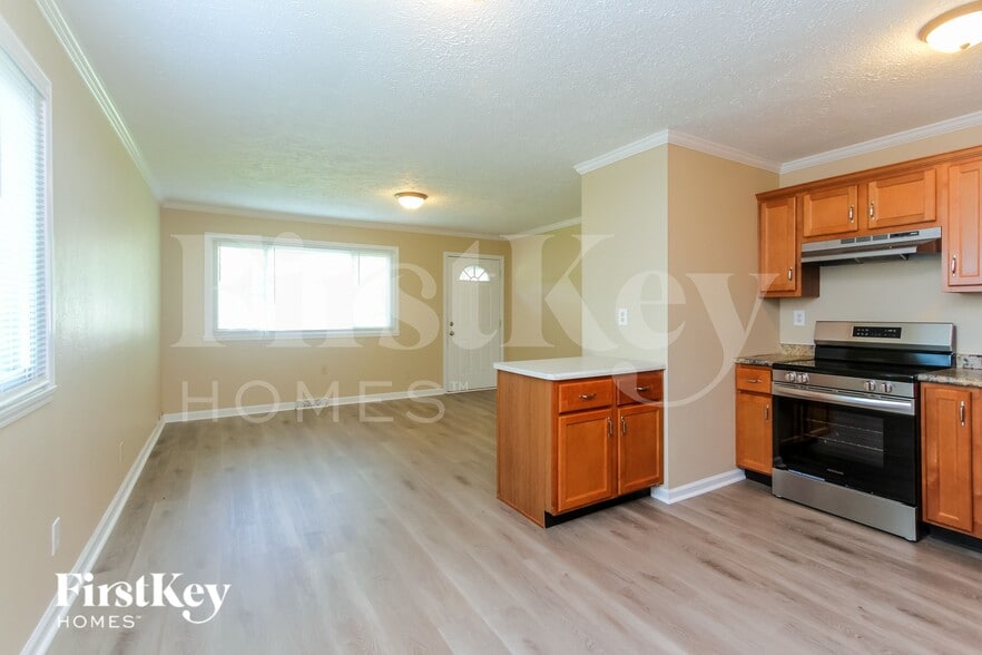 Building Photo - 702 Delbrook Dr
