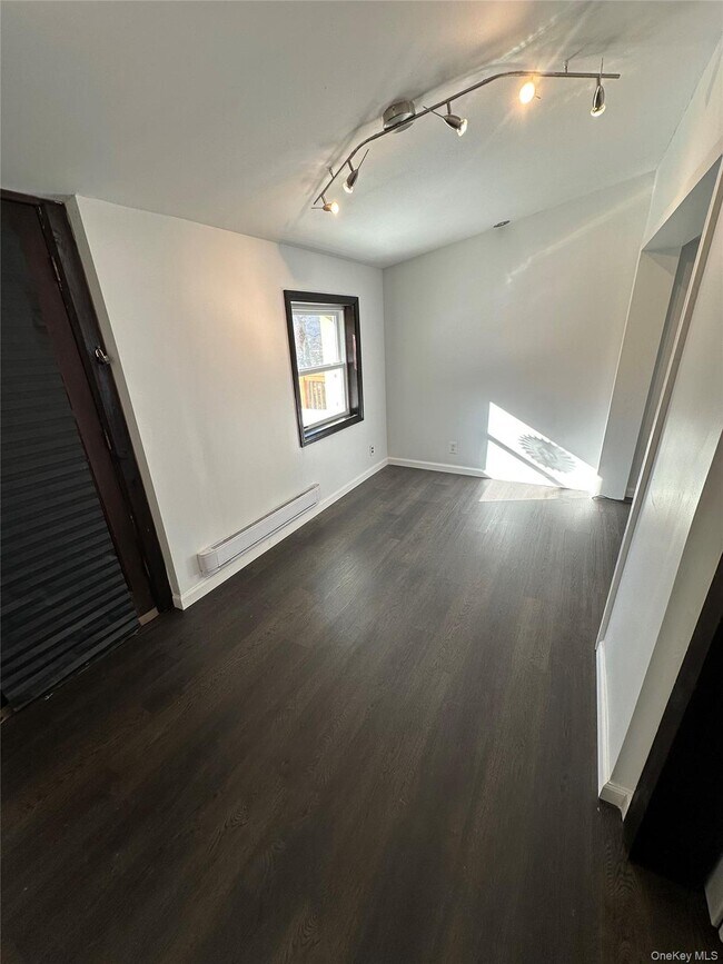 Building Photo - 69 Montrose Dr