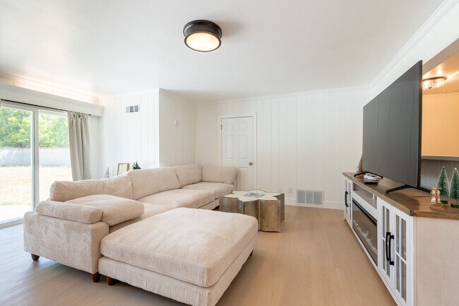 Building Photo - Relaxing 4BR Family Home Near Attractions ...