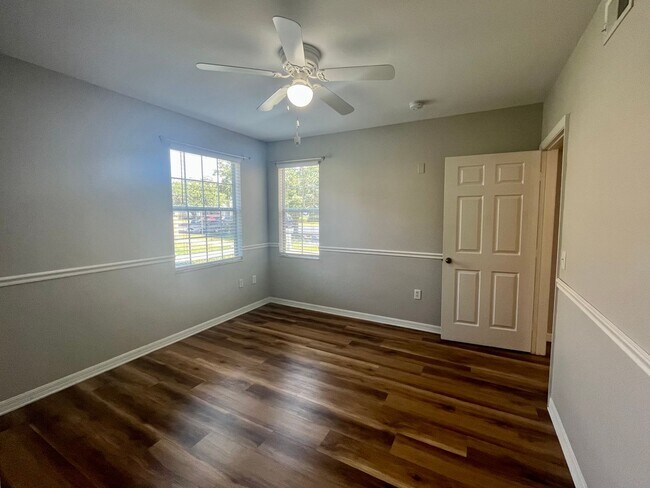 Building Photo - Spacious 2/2 unit becoming available July ...