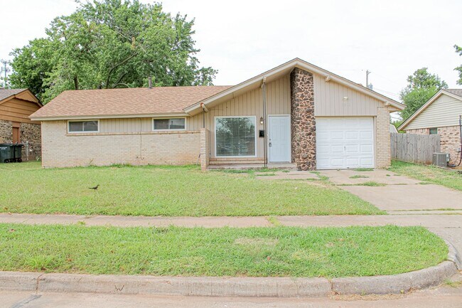 Building Photo - Updated 3/1 Home with Vaulted Ceilings & Large Fenced Backyard