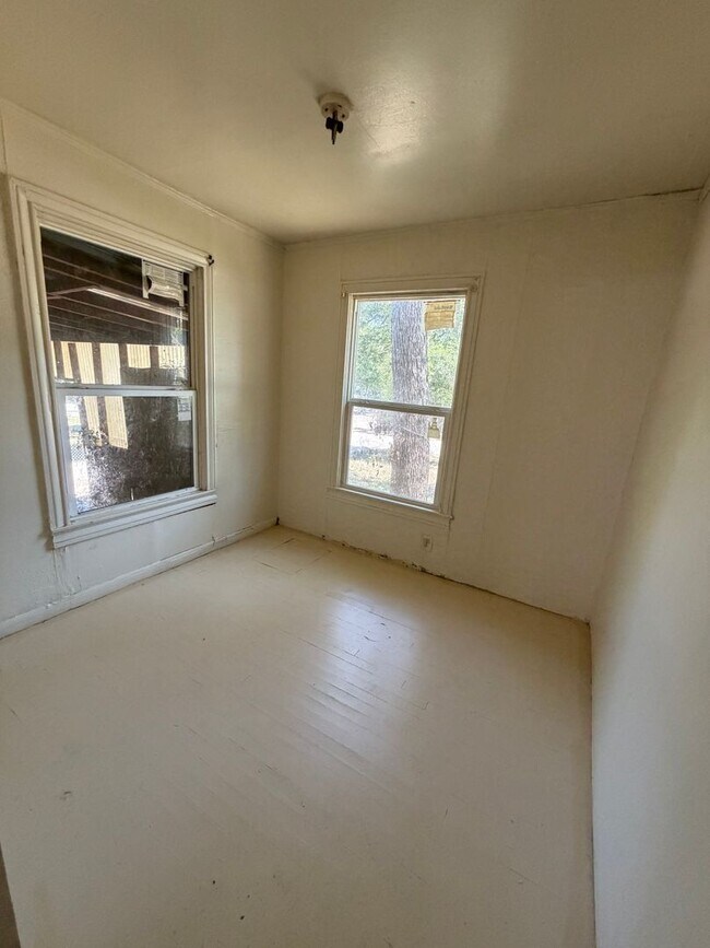Building Photo - 3709 Beverly Dr