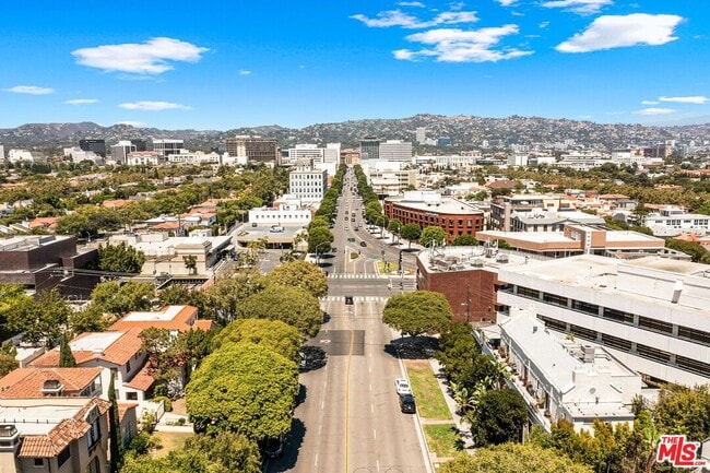 Building Photo - 420 S Beverwil Dr