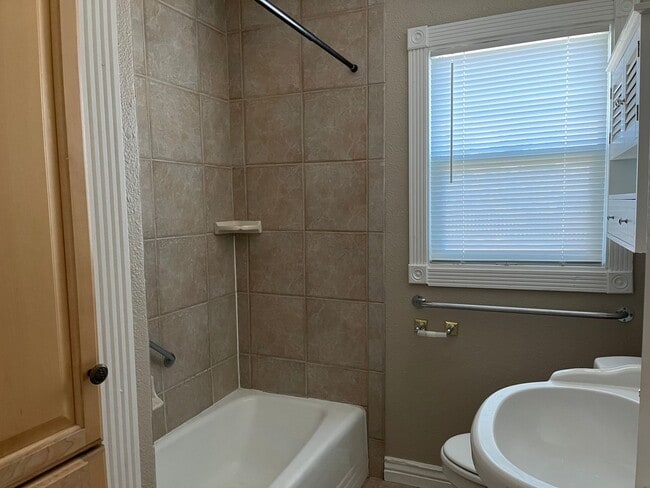 Building Photo - 2 BEDROOM, 1 BATHROOM SINGLE FAMILY HOME