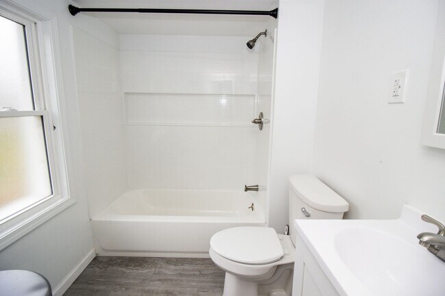 Building Photo - 17645 Lakeport Ave