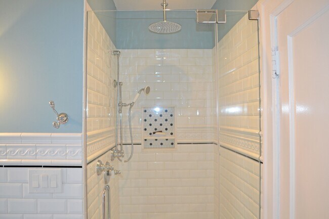 Building Photo - 16 S Somerset Ave