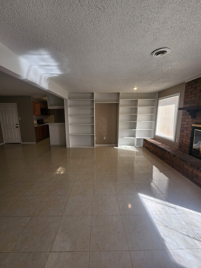 Building Photo - 3 bed 2 bath home