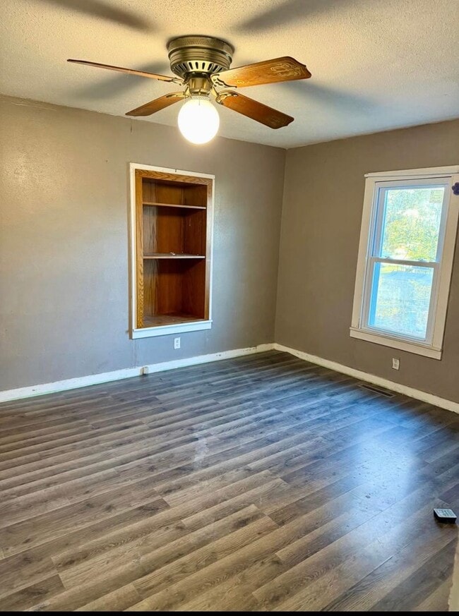 Building Photo - 2 Bedroom in Bloomfield