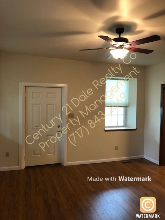 Building Photo - Beautiful Redone Spacious 2 Bedroom Home i...