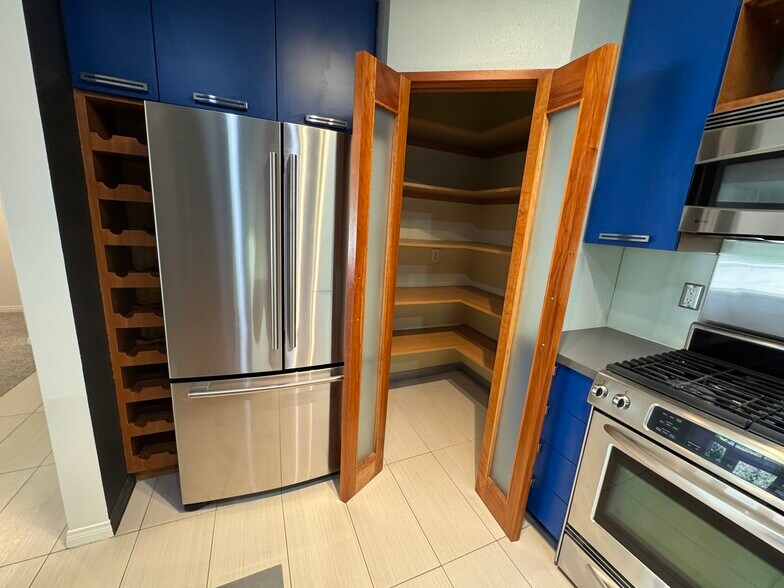 Building Photo - 2222 N Beachwood Dr