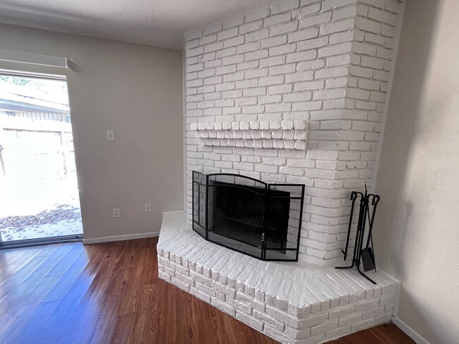 Building Photo - 4 Bedroom 2 Bathroom in Northwest Houston ...