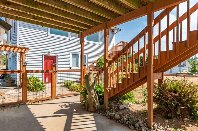 Building Photo - Spacious and Beautiful Home with Private Apartment!