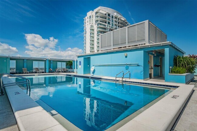Building Photo - 1 Beach Dr SE