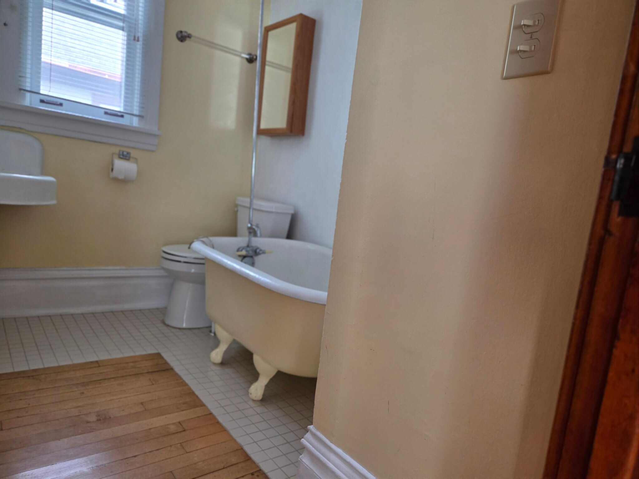 Bathroom - 505 8th Ave SE