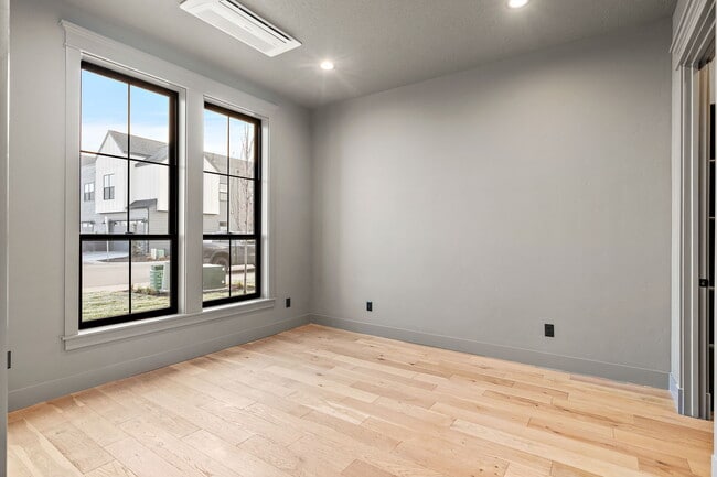 Building Photo - 116 S Carbon Rivet Ave