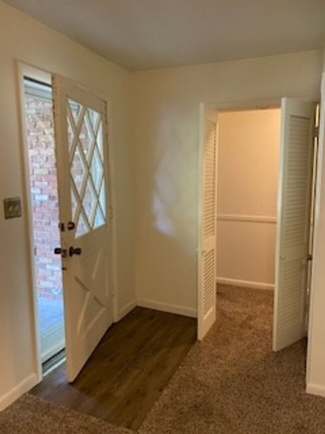Building Photo - 3 Bed, 1 1/2 Bath, 1 Car Garage, Fenced Yard!
