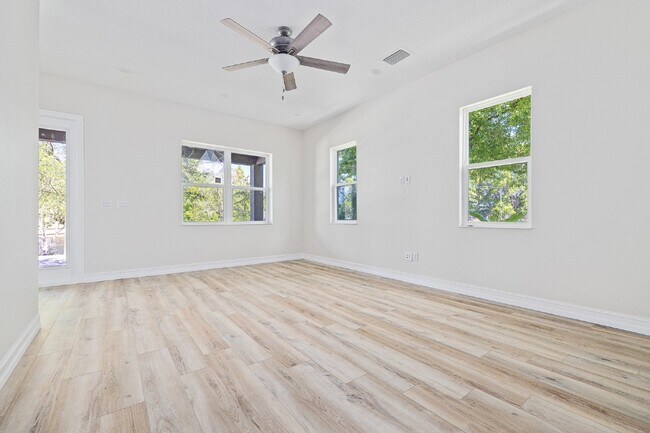 Building Photo - MODERN 4-BEDROOM TAMPA HOME | BUILT 2023 | FENCED YARD | PET FRIENDLY
